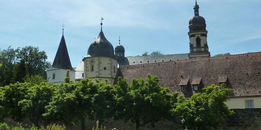 Kloster Schöntal, Abteigarten mit Mispelbäumen