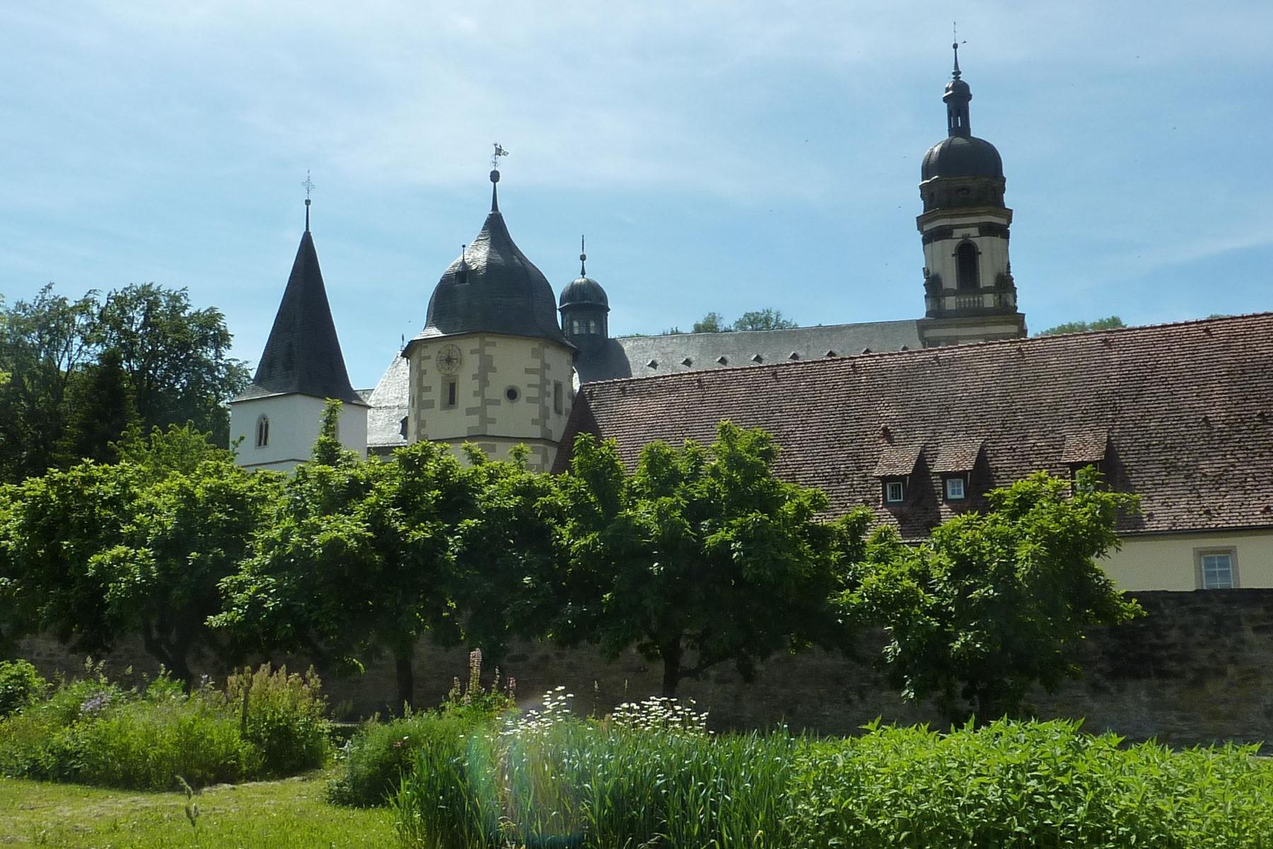 Kloster Schöntal, Abteigarten mit Mispelbäumen