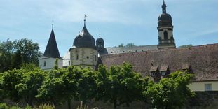 Kloster Schöntal, Abteigarten mit Mispelbäumen