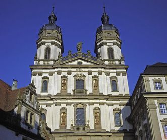 Außenansicht der doppeltürmigen Barockkirche von Kloster Schöntal