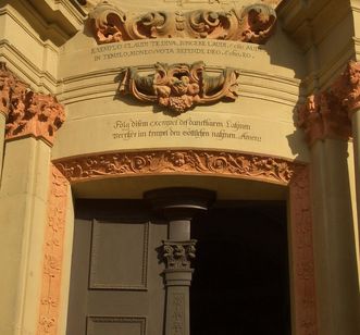 Eingang zur Klosterkirche Schöntal mit Knittel-Vers